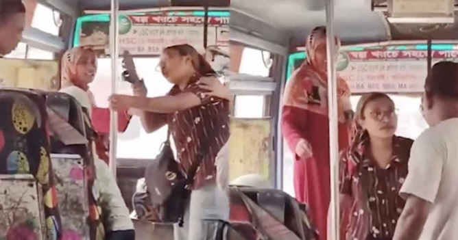 তরুণীর পোশাক নিয়ে কটূক্তি, জুতাপেটা করলেন তরুণী