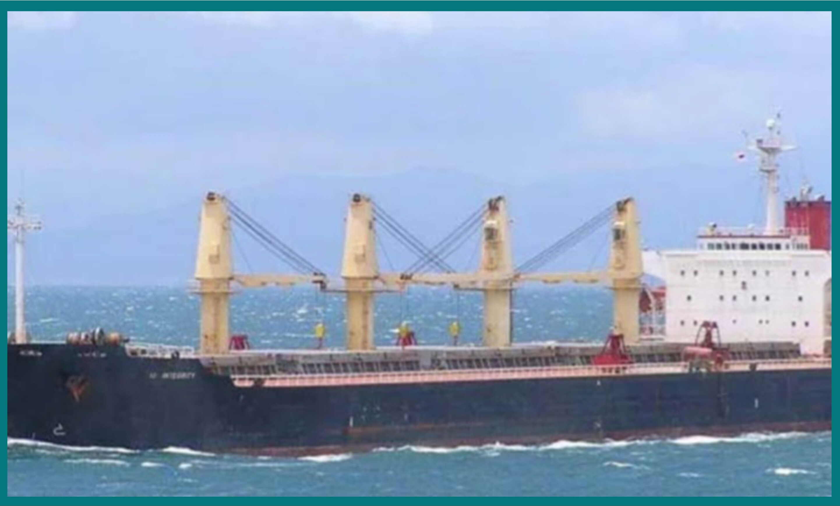 কক্সবাজার উপকূলে জলদস্যুর কবলে এমভি আকিজ